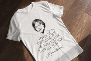 Camiseta blanca hombre con ilustración y cita de Alejandra Pizarnik.