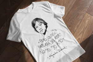 Camiseta blanca hombre con ilustración y cita de Alejandra Pizarnik.