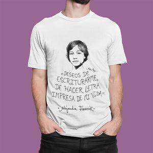 Camiseta blanca hombre con ilustración y cita de Alejandra Pizarnik.