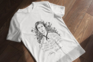 Camiseta blanca hombre con ilustración y cita de Emily Dickinson en inglés.