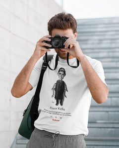Camiseta blanca hombre con ilustración de Franz Kafka por Fernando Vicente.