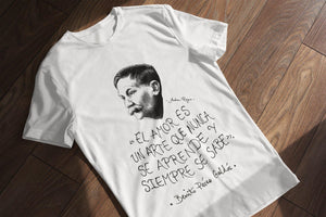 Camiseta blanca hombre con ilustración y cita de Benito Pérez Galdós.