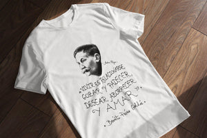 Camiseta blanca hombre con ilustración y cita de Benito Pérez Galdós.
