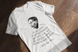 Camiseta blanca hombre con ilustración y cita de Benito Pérez Galdós.