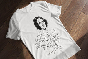 Camiseta blanca hombre con ilustración y cita de Mary Shelley en inglés.