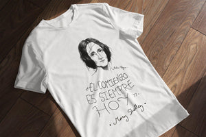 Camiseta blanca hombre con ilustración y cita de Mary Shelley en español.