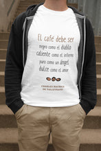 Cargar imagen en el visor de la galería, Camiseta blanca hombre de la colección Quotes &amp; Co con cita de Charles Maurice de Talleyrand sobre sobre el café.