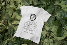 Cargar imagen en el visor de la galería, Camiseta blanca mujer con ilustración y cita de Alejandra Pizarnik.