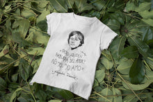 Cargar imagen en el visor de la galería, Camiseta blanca mujer con ilustración y cita de Alejandra Pizarnik.