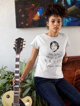 Cargar imagen en el visor de la galería, Camiseta blanca mujer con ilustración y cita de Alejandra Pizarnik.