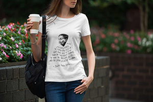 Camiseta blanca mujer con ilustración y cita de Benito Pérez Galdós.