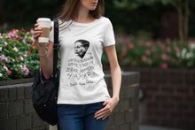 Cargar imagen en el visor de la galería, Camiseta blanca mujer con ilustración y cita de Benito Pérez Galdós.