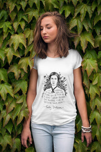 Camiseta blanca mujer con ilustración y cita de Emily Dickinson en español.