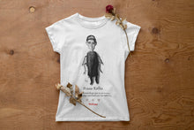 Cargar imagen en el visor de la galería, Camiseta blanca mujer con ilustración de Franz Kafka por Fernando Vicente.