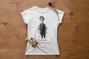 Camiseta blanca mujer con ilustración de Franz Kafka por Fernando Vicente.