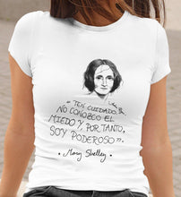 Cargar imagen en el visor de la galería, Camiseta blanca mujer con ilustración y cita de Mary Shelley en español.