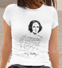 Cargar imagen en el visor de la galería, Camiseta blanca mujer con ilustración y cita de Mary Shelley en español.