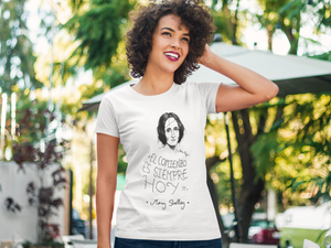 Camiseta blanca mujer con ilustración y cita de Mary Shelley en español.