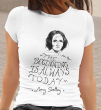 Cargar imagen en el visor de la galería, Camiseta blanca mujer con ilustración y cita de Mary Shelley en inglés.