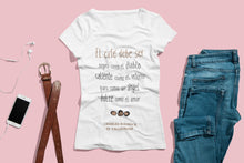 Cargar imagen en el visor de la galería, Camiseta blanca mujer de la colección Quotes &amp; Co con cita de Charles Maurice de Talleyrand sobre sobre el café.