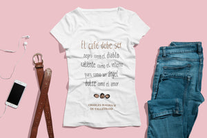 Camiseta blanca mujer de la colección Quotes & Co con cita de Charles Maurice de Talleyrand sobre sobre el café.