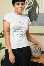 Cargar imagen en el visor de la galería, Camiseta blanca mujer de la colección Quotes &amp; Co con ilustración de silueta de mujer y cita de Simone de Beauvoir.