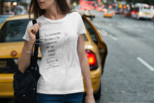 Cargar imagen en el visor de la galería, Camiseta blanca mujer de la colección Quotes &amp; Co con ilustración de silueta de mujer y cita de Simone de Beauvoir.