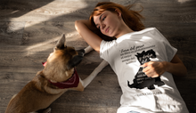 Cargar imagen en el visor de la galería, Camiseta blanca mujer de la colección Quotes &amp; Co con ilustración de perro y cita de Groucho Marx.
