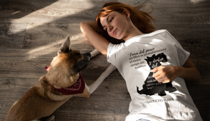 Camiseta blanca mujer de la colección Quotes & Co con ilustración de perro y cita de Groucho Marx.
