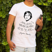 Cargar imagen en el visor de la galería, Camiseta blanca hombre con ilustración y cita de Alejandra Pizarnik.