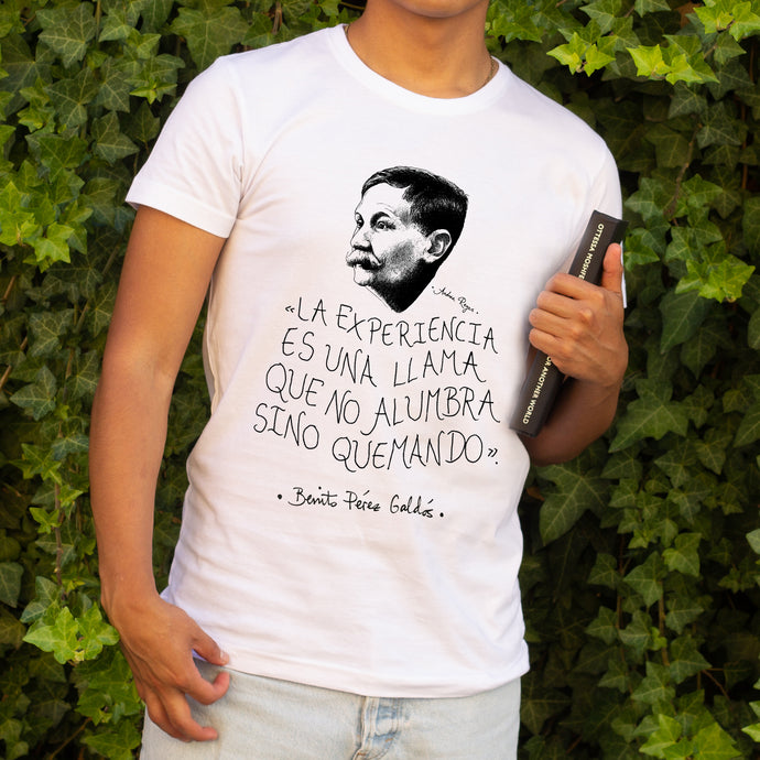 Camiseta blanca hombre con ilustración y cita de Benito Pérez Galdós en español.