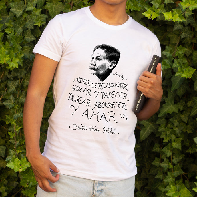 Camiseta blanca hombre con ilustración y cita de Benito Pérez Galdós en español.