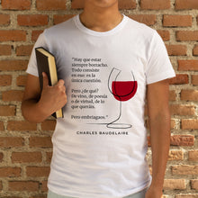 Cargar imagen en el visor de la galería, Camiseta blanca hombre de la colección Quotes &amp; Co con ilustración de copa de vino y cita de Charles Baudelaire.