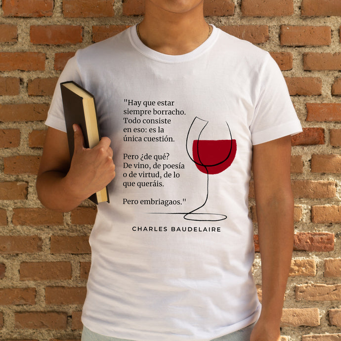 Camiseta blanca hombre de la colección Quotes & Co con ilustración de copa de vino y cita de Charles Baudelaire.