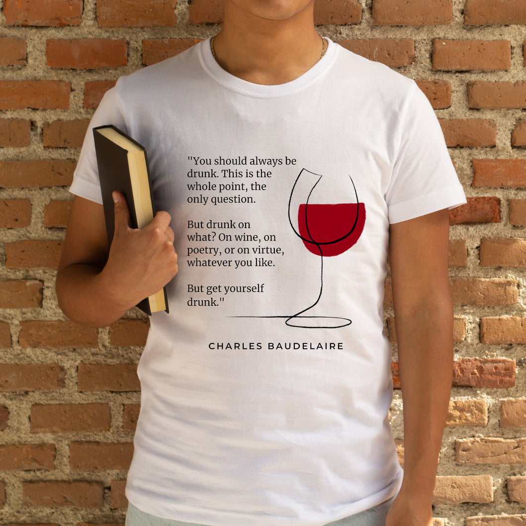 Camiseta blanca hombre de la colección Quotes & Co con ilustración de copa de vino y cita de Charles Baudelaire.