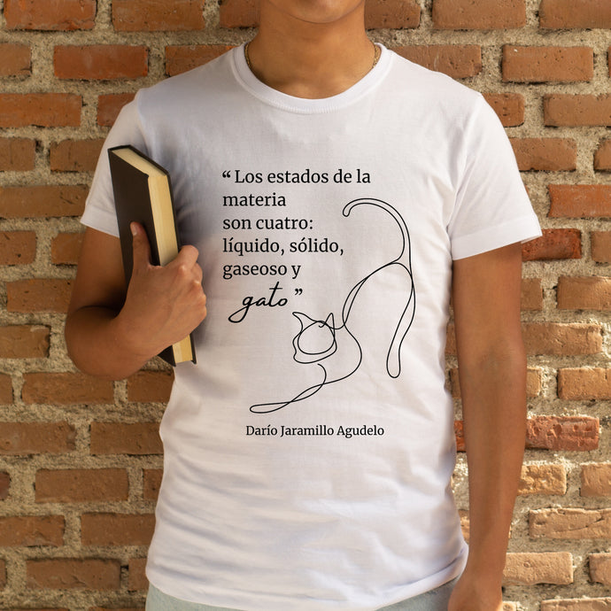 Camiseta blanca hombre de la colección Quotes & Co con ilustración de gato y cita de Darío Jaramillo Agudelo.