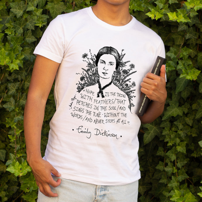 Camiseta blanca hombre con ilustración y cita de Emily Dickinson en inglés.