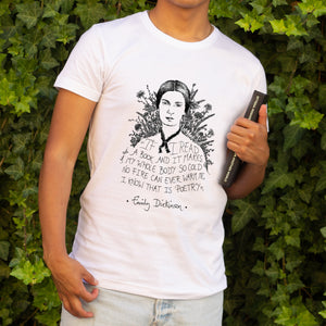 Camiseta blanca hombre con ilustración y cita de Emily Dickinson en inglés.