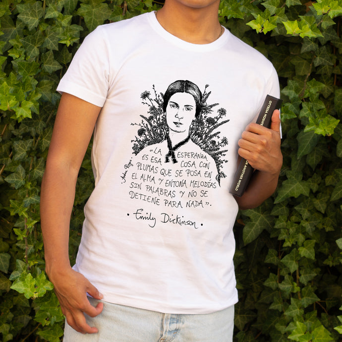 Camiseta blanca hombre con ilustración y cita de Emiliy Dickinson en español.