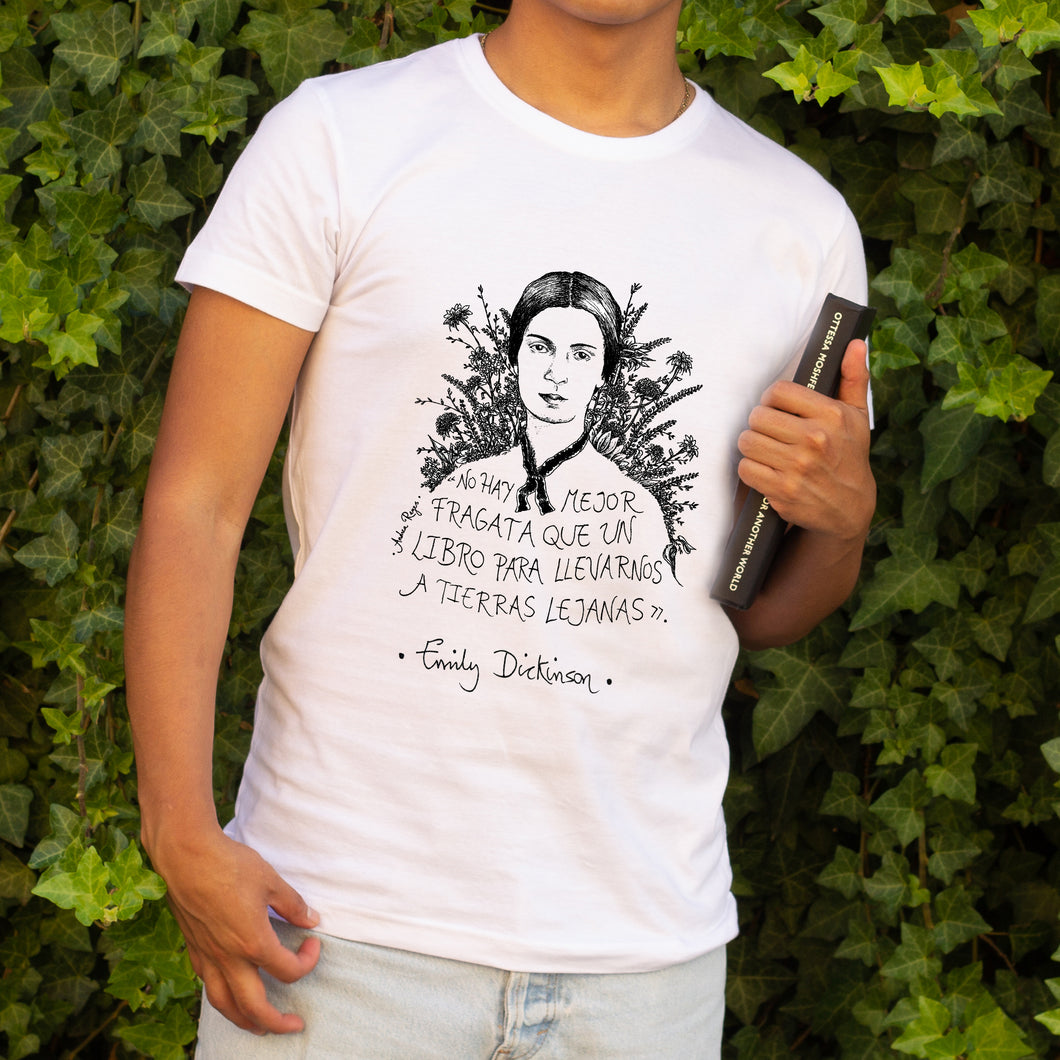 Camiseta blanca hombre con ilustración y cita de Emiliy Dickinson en español.