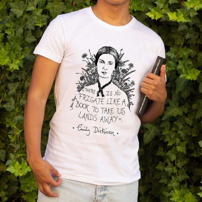 Camiseta blanca hombre con ilustración y cita de Emiliy Dickinson en inglés.