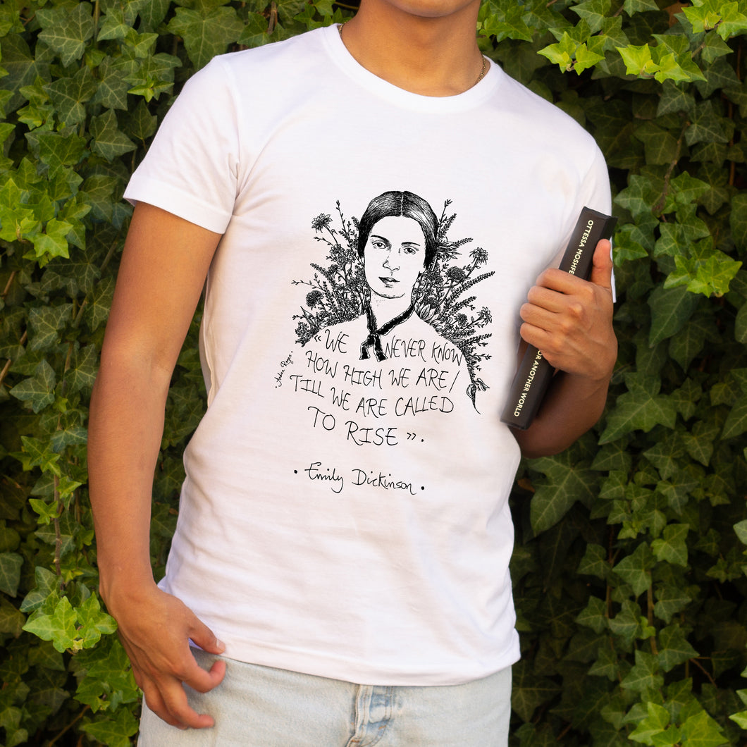 Camiseta blanca hombre con ilustración y cita de Emily Dickinson en inglés.