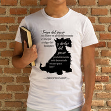Cargar imagen en el visor de la galería, Camiseta blanca hombre de la colección Quotes &amp; Co con ilustración de perro y cita de Groucho Marx.