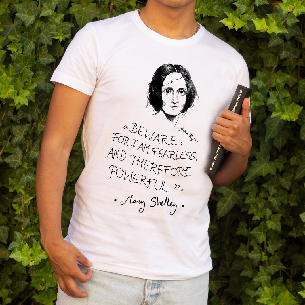 Camiseta blanca hombre con ilustración y cita de Mary Shelley en inglés.
