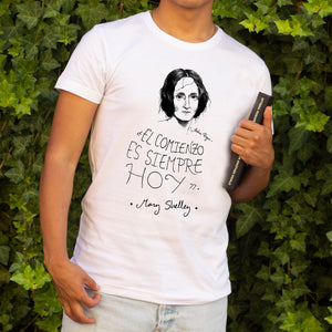 Camiseta blanca hombre con ilustración y cita de Mary Shelley en español.