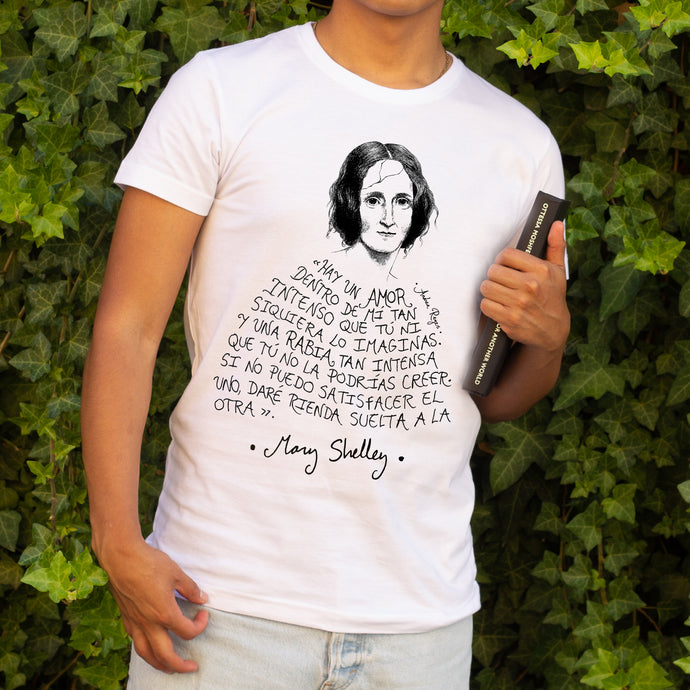 Camiseta blanca hombre con ilustración y cita de Mary Shelley en español.