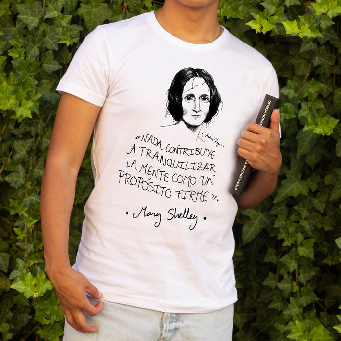 Camiseta blanca hombre con ilustración y cita de Mary Shelley en español.