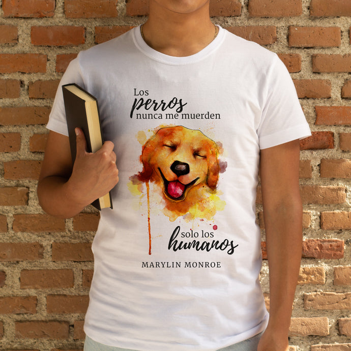 Camiseta blanca hombre de la colección Quotes & Co con ilustración de perro en acuarela y cita de Marilyn Monroe.