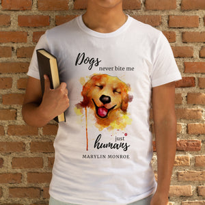 Camiseta blanca hombre de la colección Quotes & Co con ilustración de perro en acuarela y cita de Marilyn Monroe.