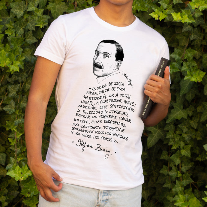 Camiseta blanca hombre con ilustración y cita de Stefan Zweig en español.